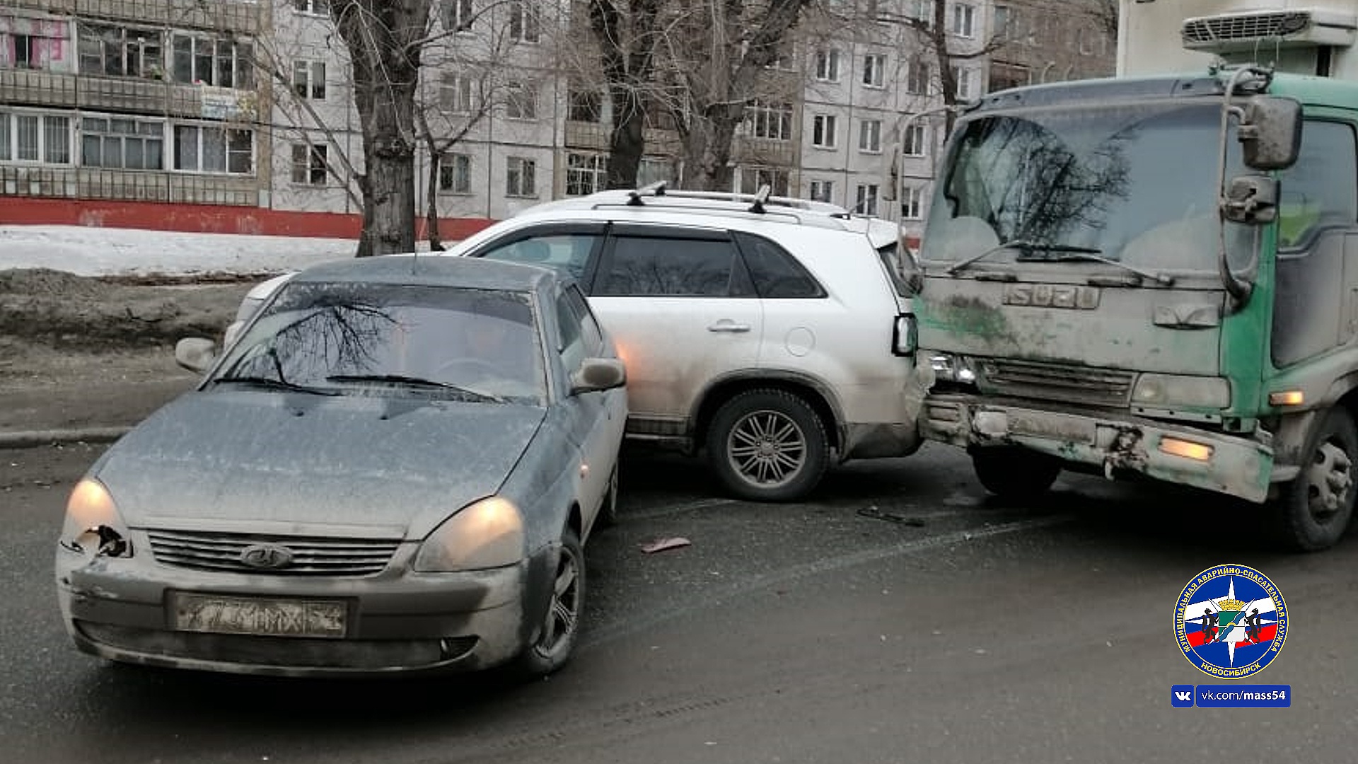 Потерявший сознание водитель грузовика устроил ДТП в Новосибирске