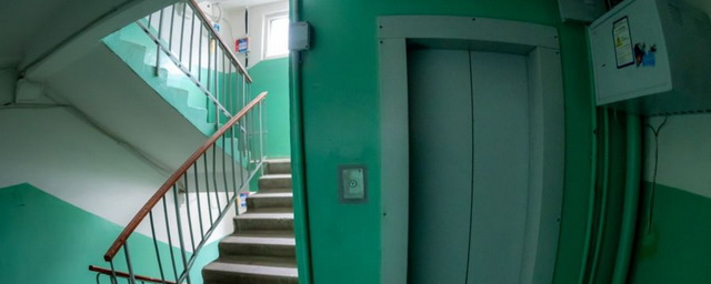 В Челябинске сорвался лифт в жилом доме с 81-летней женщиной