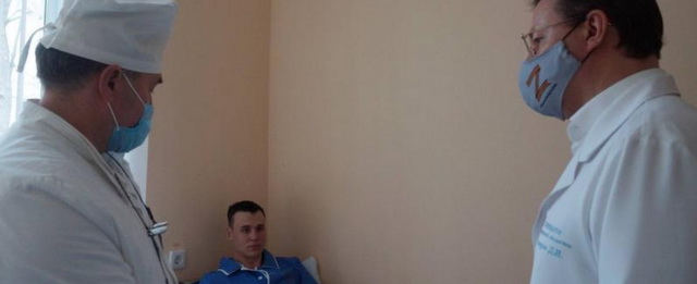 Губернатор Дмитрий Азаров навестил раненых военных в госпитале Самары
