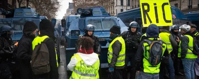 В Париже идут протестные акции против Эммануэля Макрона