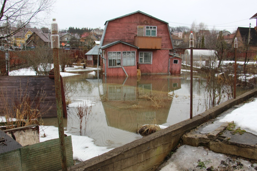 Сильный разлив воды. Половодье в Протвино. Наводнение в Красногорске. Паводковые воды на участке. Высокие наводнения.