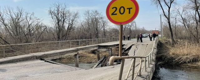 В Спасске-Дальнем произошло обрушение автомобильного моста через реку