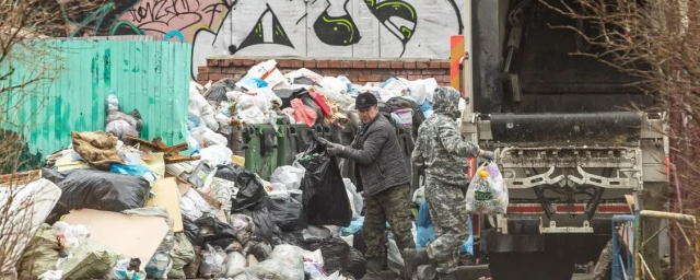В Новосибирске из пострадавших от забастовки районов начали вывозить мусор