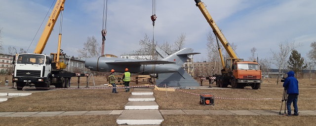 МиГ-17 после ремонта вернулся на постамент у Мемориала Славы в Братске
