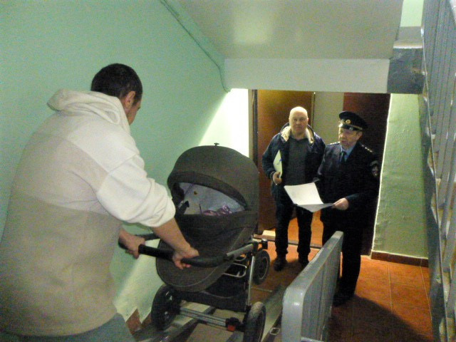 Госжилинспекции обязала УК из Красногорска установить пандус для колясок в подъезде дома