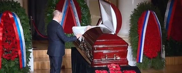 Владимир Путин приехал в Колонный зал Дома союзов на прощание с Владимиром Жириновским