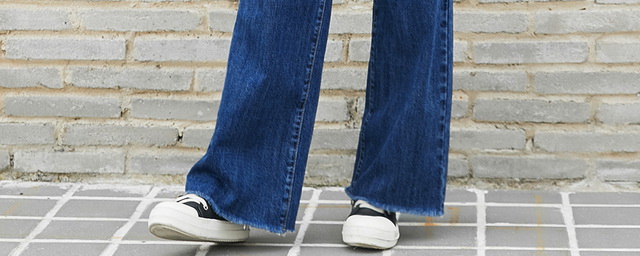 Удачным вложением в базовый гардероб станут джинсы клеш