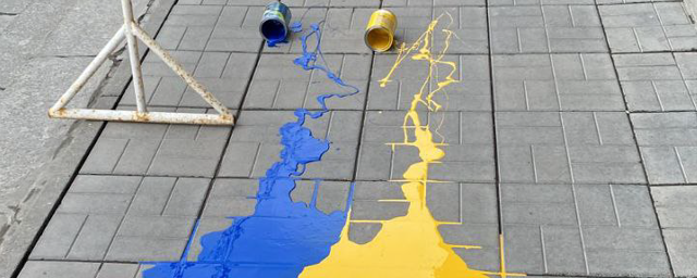 Предприниматель залил крыльцо мэрии Новосибирска синей и желтой краской
