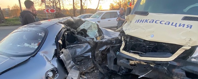 Петербуржец на Chevrolet пострадал в ДТП с инкассаторским фургоном на Выборгском шоссе