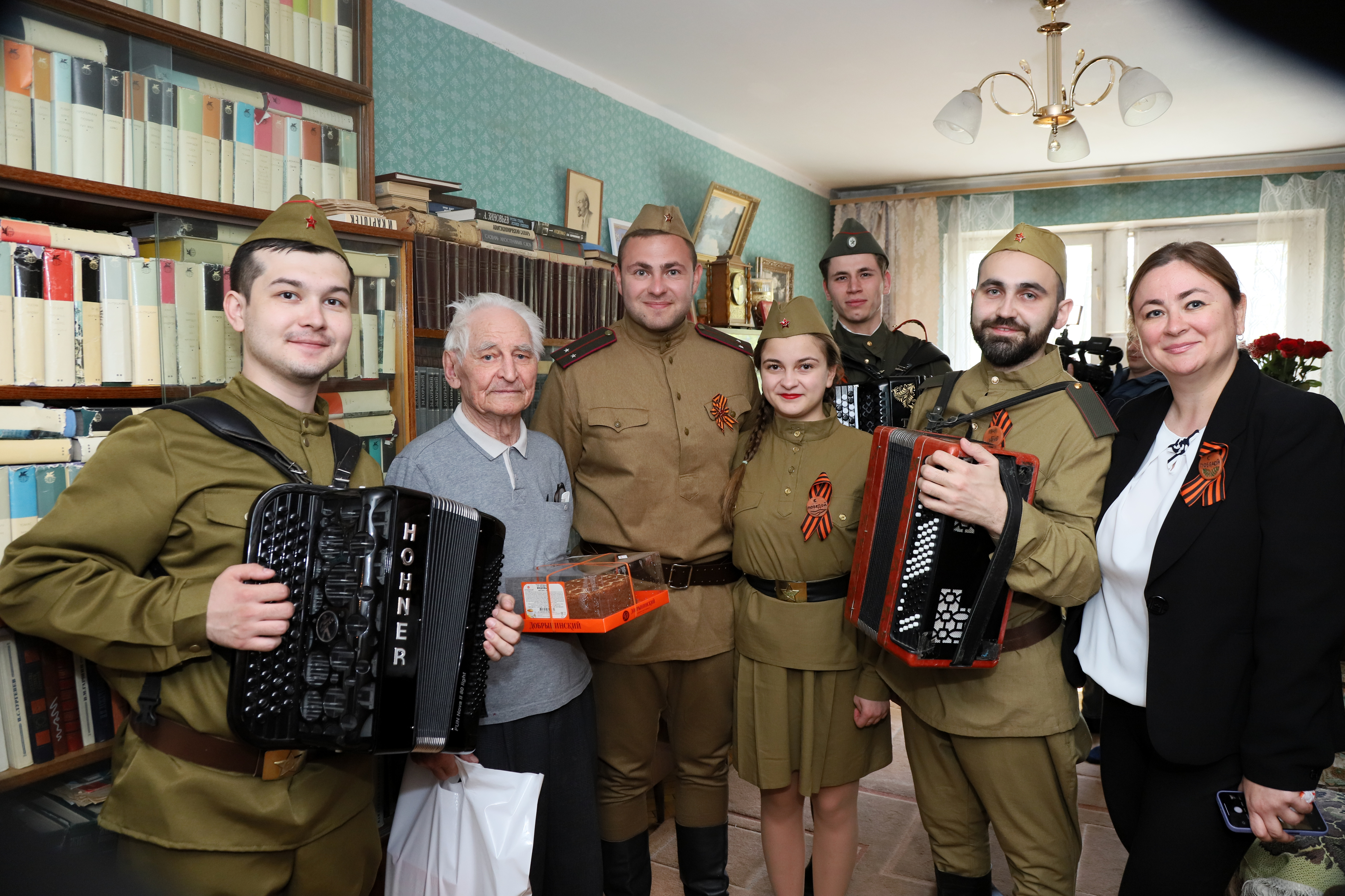 Глава Красногорска Волков поздравил ветеранов с 77-й годовщиной Великой Победы