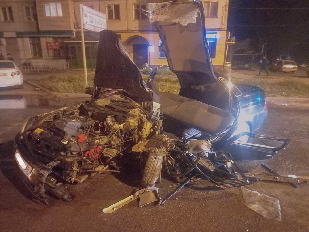 В Астрахани на улице Безжонова в ДТП с участием трех машин пострадали шесть человек