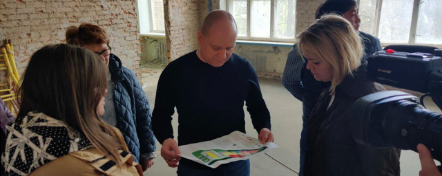 Красноцветов посетил школы в Красноармейске и Ивантеевке, где делают капитальный ремонт