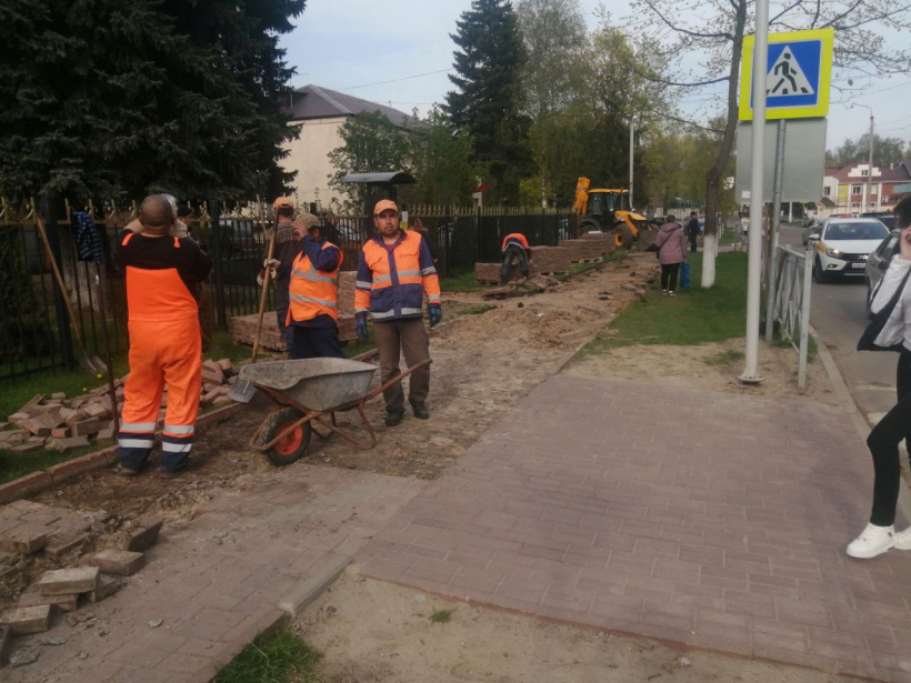 В поселке Электроизолятор начали ремонт тротуара
