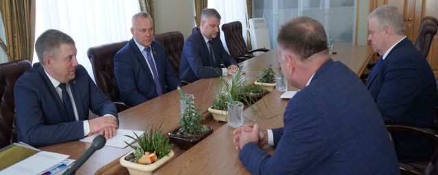 Губернатор Брянской области Богомаз встретился  с представителем центра специальной связи Гайченей