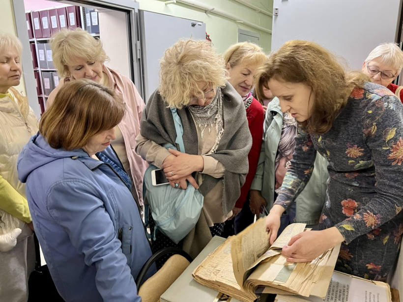 Для участников проекта «Активное долголетие» провели экскурсию по Раменскому архивохранилищу