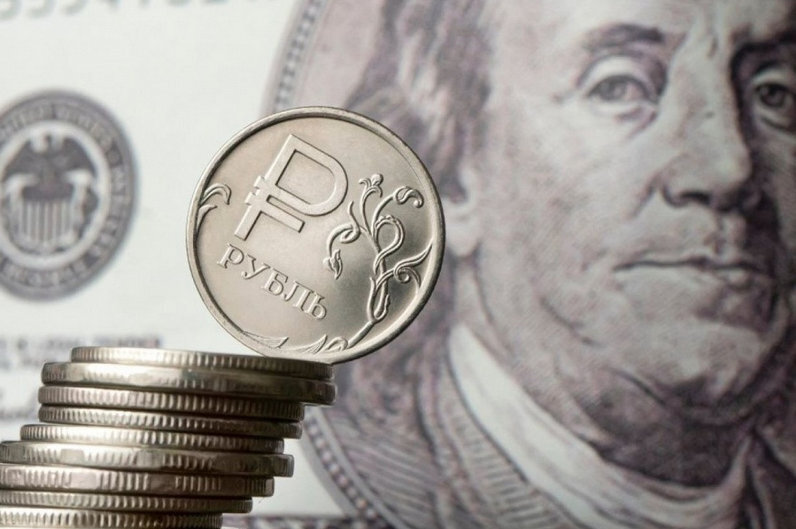 Экономисты ИНП РАН считают 60-65 рублей за доллар равновесным курсом
