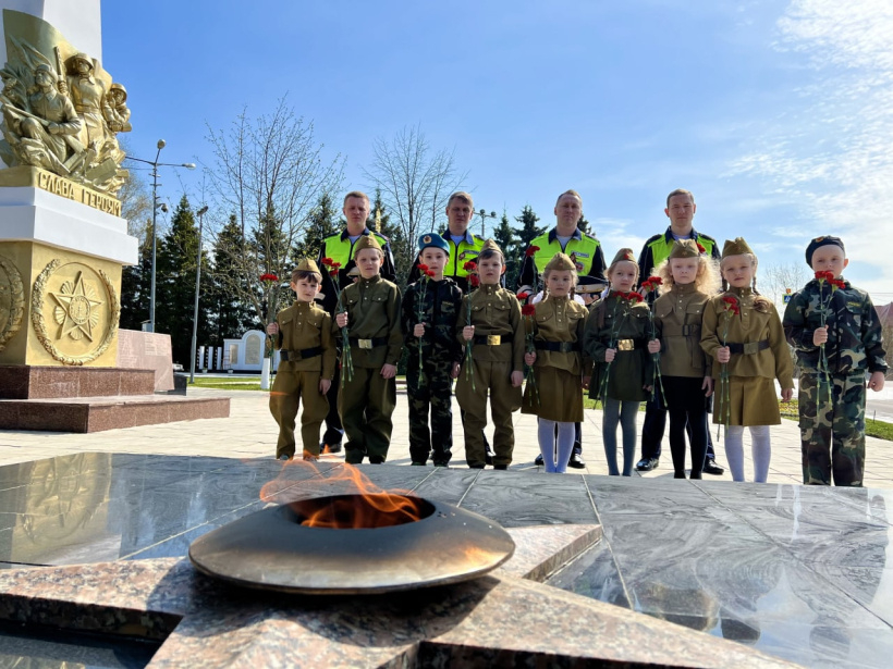 Юные жители Красногорска и автоинспекторы почтили память павших героев