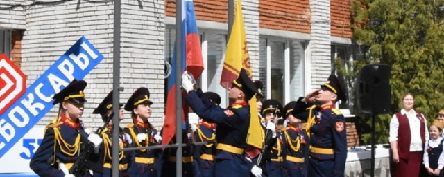 Глава Чувашии Олег Николаев дал старт новой школьной традиции по поднятию флага России