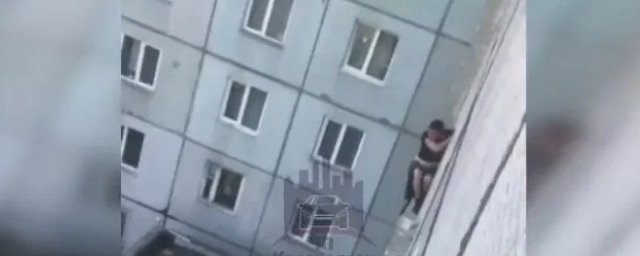 В Красноярске из окна общежития выпал мужчина