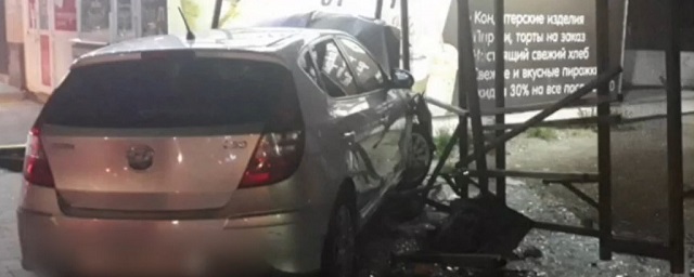 По вине 18-летней астраханки Hyundai протаранил остановку и снес дорожный знак