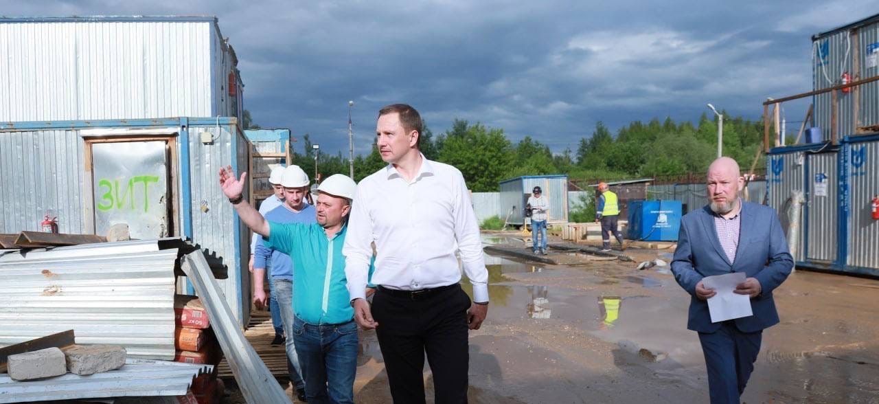 Глава Красногорска Волков проверил ход строительства школы в Нахабино