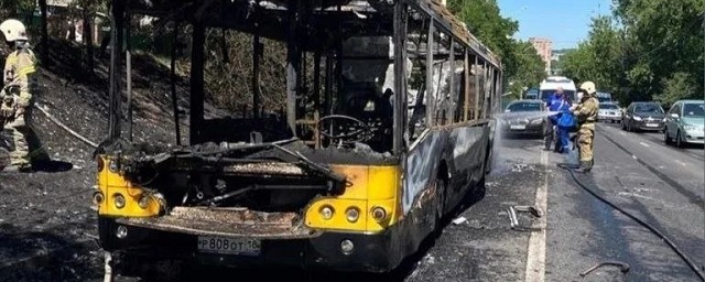 В Ростове автобус №94 сгорел до тла за считанные минуты