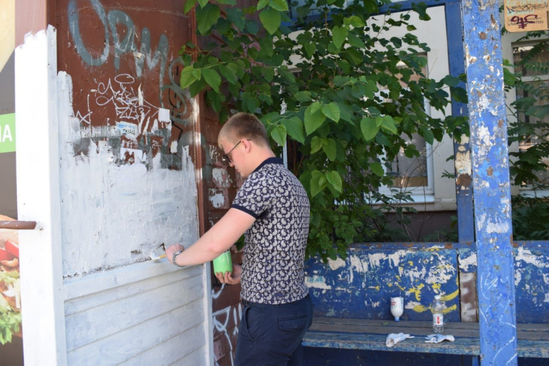 В Астрахани задержали туриста, который изрисовал остановку