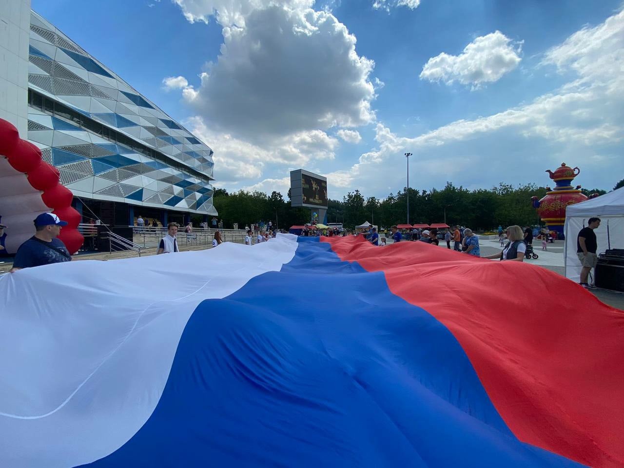 В Красногорске в рамках акции растянули 25-метровый флаг России