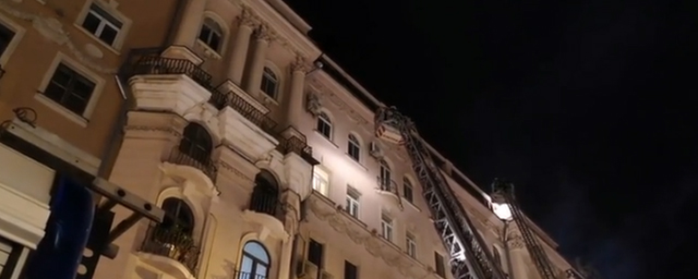 В центре Москвы локализовали пожар на крыше семиэтажного дома