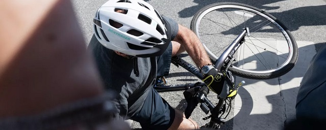 Байден упал с велосипеда перед журналистами