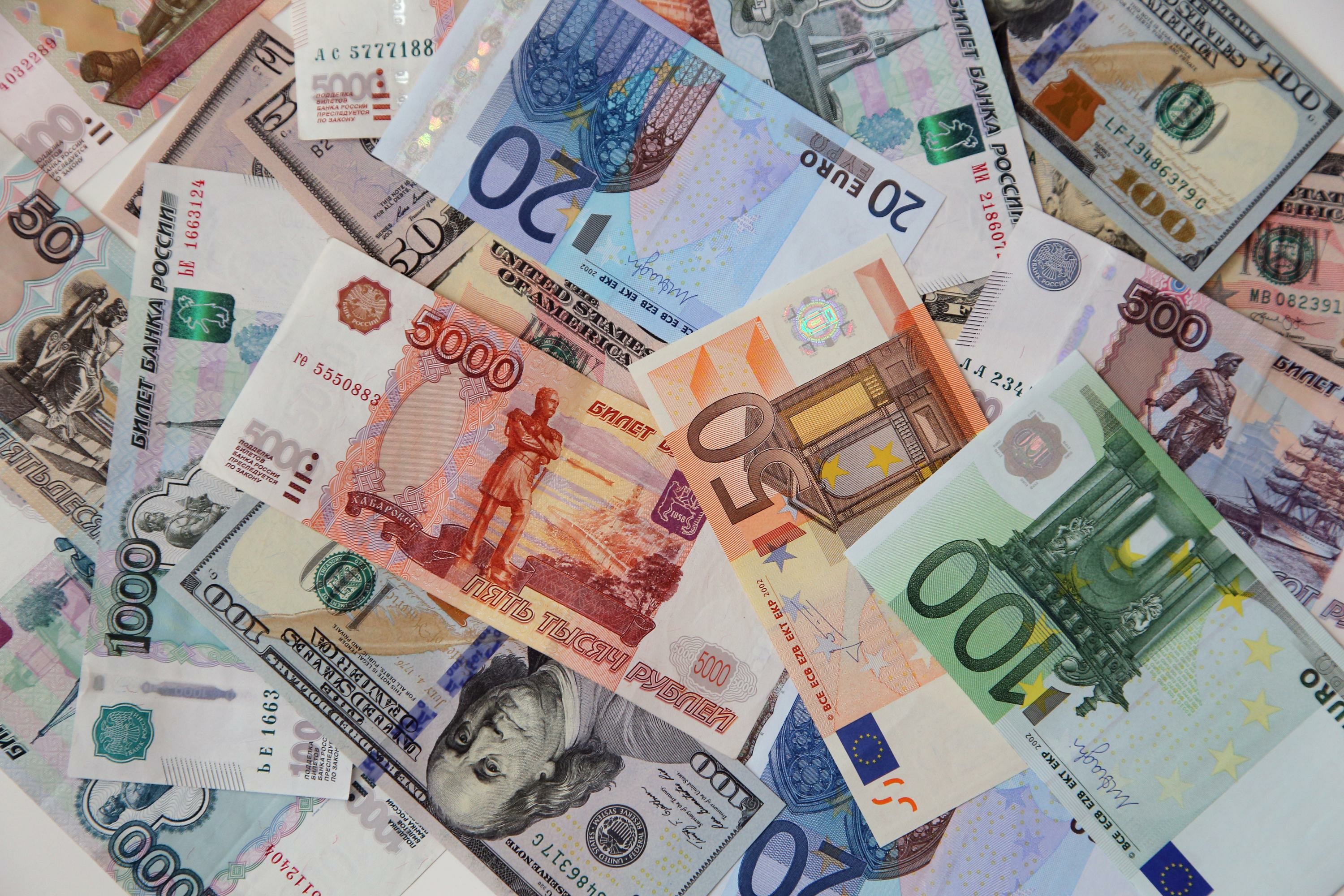 Сбербанк и ВТБ убрали опцию валютных переводов в другие банки