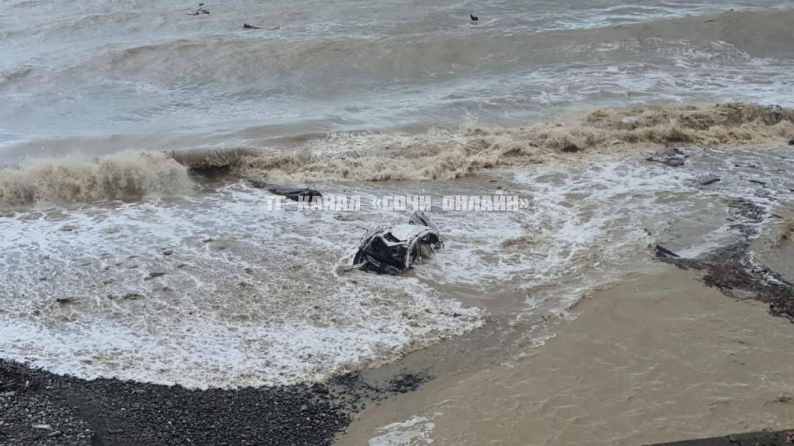 В Сочи нашли тело второго погибшего из унесенного в море автомобиля