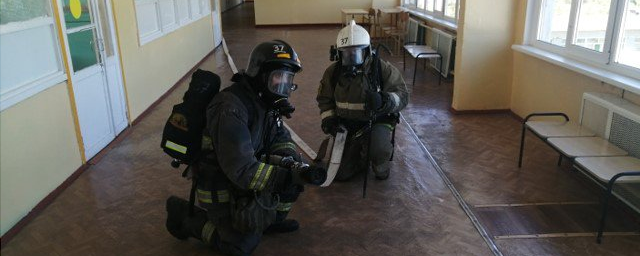 В Высоковске спасатели отработали тушение пожара в школьном кабинете физики