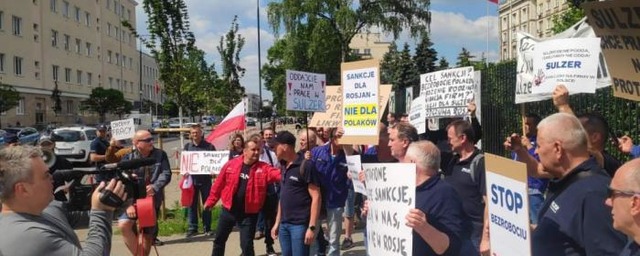 В Польше сотрудники компании, оказавшейся под антироссийскими санкциями, устроили протест