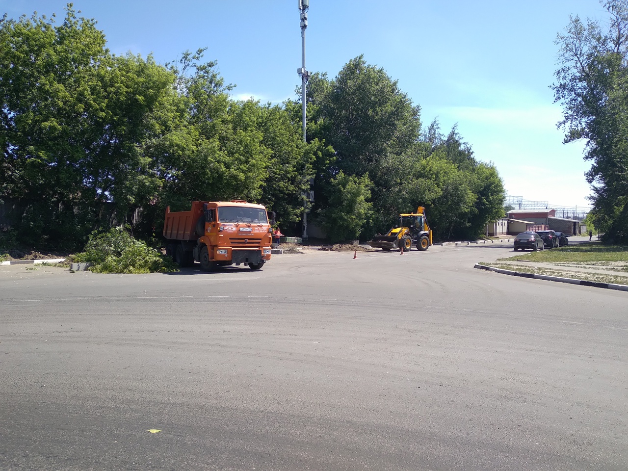 В Раменском рабочие продолжают ремонтировать дороги и тротуары