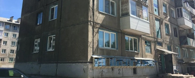В Ачинске из открытого окна выпал 7-летний мальчик и выжил