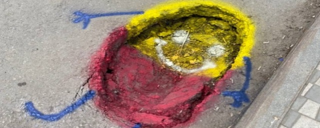 В Самаре активисты разрисовали дорожные ямы и выбоины красками