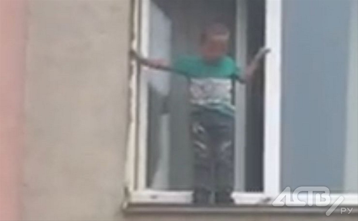 В Южно-Сахалинске ищут родителей мальчика, который стоял на карнизе третьего этажа
