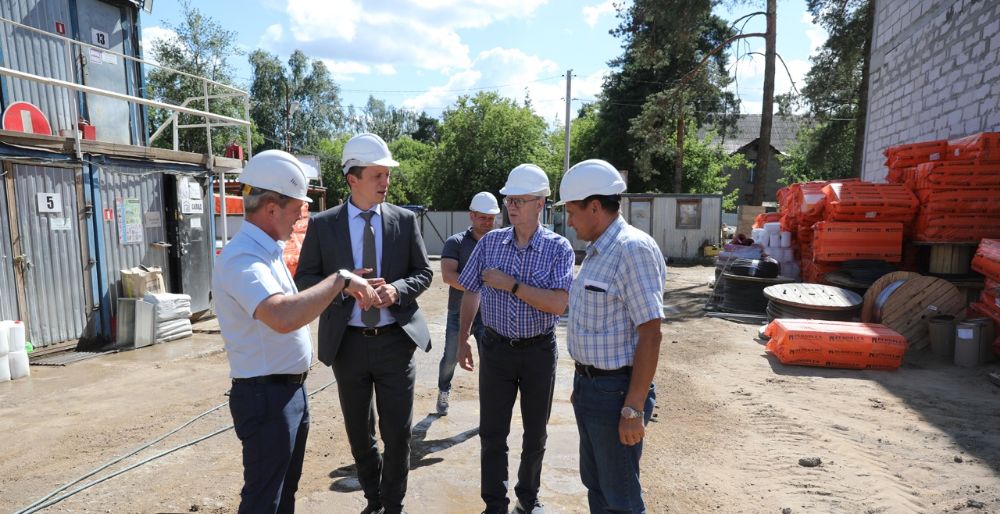 Первый замглавы Раменского г.о. Олег Плынов проверил строительство пристройки к школе №6