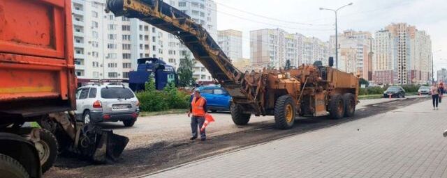 В Липецке водителей просят не парковать машины по улице Стаханова из-за ремонта дороги