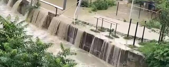 Вода в реке Лоо в Сочи поднялась до критических отметок после ливней