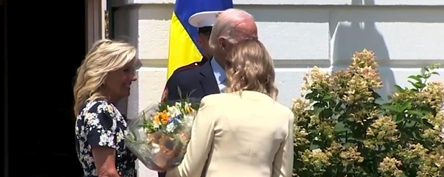 Джо Байден преподнёс жене Владимира Зеленского букет цветов