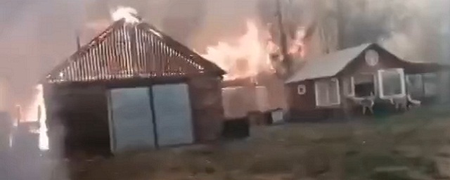 В Якутии лесной пожар перекинулся на село Арлых
