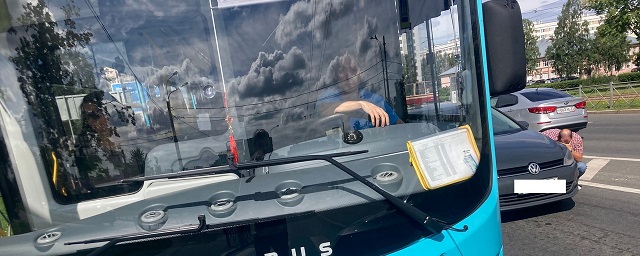В Петербурге водитель автобуса распылил перцовый баллончик в лицо автомобилисту
