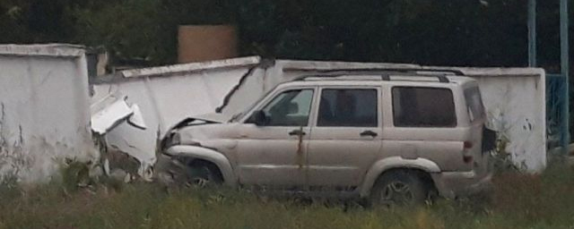 В Дзержинском районе Новосибирска автомобиль «УАЗ Патриот» врезался в бетонную стену