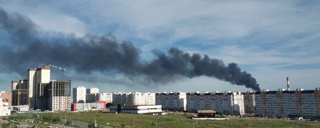 В посёлке Зоринский Саратовского района загорелся склад с вторсырьём