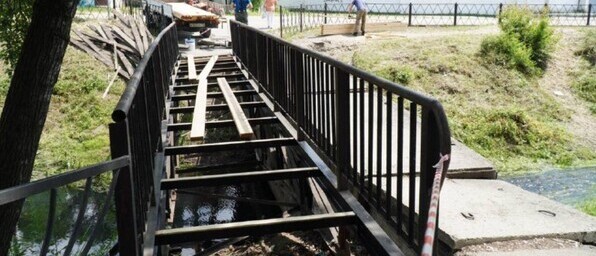 В Биробиджане начали долгожданный ремонт пешеходного моста через ручей Безымянный