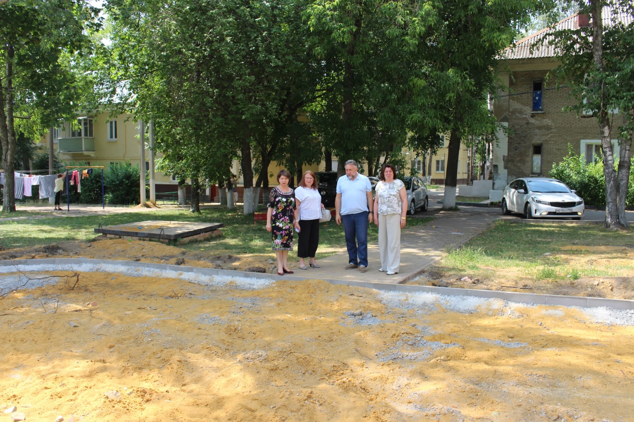 Депутат Мособлдумы Жолобов осмотрел начало реконструкции детских игровых площадок в поселке Электроизолятор