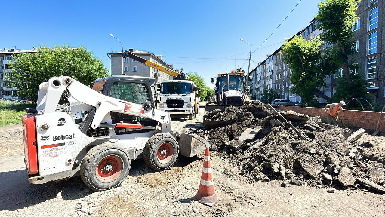 Мэр Иркутска Болотов проверил начало ремонта на улице Волгоградской