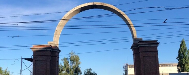 Свод Триумфальной арки установили в Волжском районе Саратова